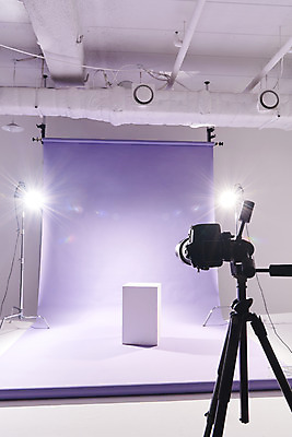 포토 JPG 스튜디오촬영 백그라운드 스튜디오 조명 실내 사람없음 보라색 준비 사진관 사진조명 촬영장비 촬영카메라 배경지 국내포토 컬러 내부 카메라 도구 파일형식