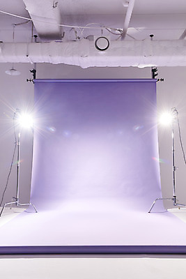 포토 JPG 스튜디오촬영 백그라운드 스튜디오 조명 실내 사람없음 보라색 준비 사진관 사진조명 촬영장비 배경지 국내포토 컬러 내부 도구 파일형식