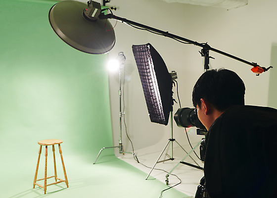 포토 JPG 스튜디오촬영 남자 백그라운드 의자 스튜디오 조명 실내 한명 상반신 20대 성인 뒷모습 초록색 사진촬영 한국인 사진사 준비 사진관 사진조명 촬영장비 촬영카메라 성인남자한명만 배경지 국내포토 1 뷰포인트 컬러 가구 사람 동양인 청년 내부 카메라 촬영 도구 작가 남자한명만 성인남자만 파일형식