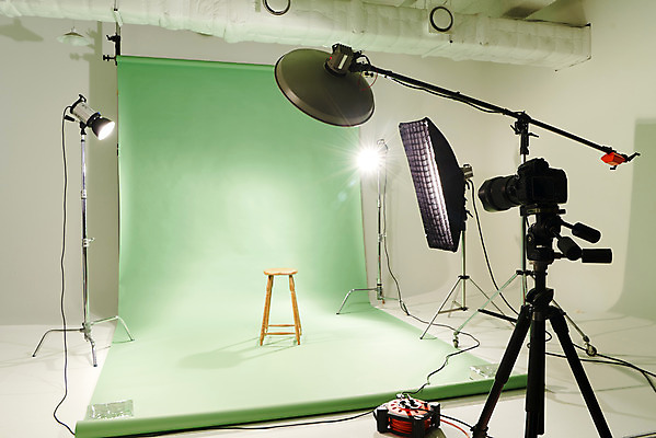 포토 JPG 스튜디오촬영 백그라운드 의자 스튜디오 조명 실내 사람없음 초록색 준비 사진관 사진조명 촬영장비 촬영카메라 배경지 국내포토 컬러 가구 내부 카메라 도구 파일형식