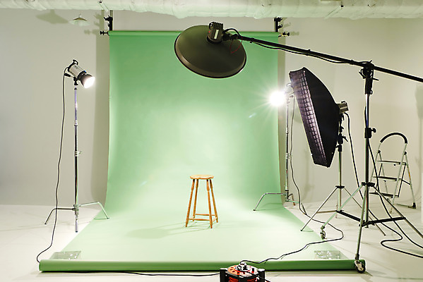 포토 JPG 스튜디오촬영 백그라운드 의자 스튜디오 조명 실내 사람없음 초록색 준비 사진관 사진조명 촬영장비 배경지 국내포토 컬러 가구 내부 도구 파일형식
