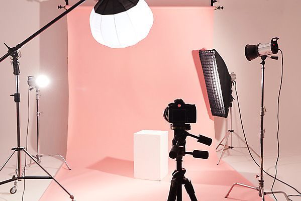 포토 JPG 스튜디오촬영 분홍색 백그라운드 스튜디오 조명 실내 사람없음 준비 사진관 사진조명 촬영장비 촬영카메라 배경지 국내포토 컬러 내부 카메라 도구 파일형식