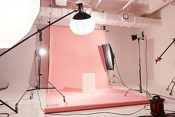 포토 JPG 스튜디오촬영 분홍색 백그라운드 스튜디오 조명 실내 사람없음 준비 사진관 사진조명 촬영장비 배경지 국내포토 컬러 내부 도구 파일형식