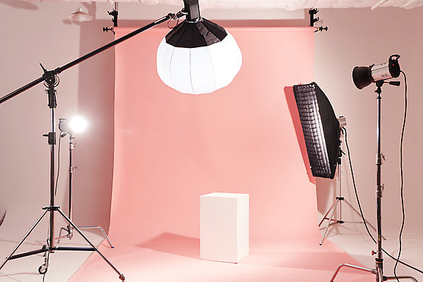포토 JPG 스튜디오촬영 분홍색 백그라운드 스튜디오 조명 실내 사람없음 준비 사진관 사진조명 촬영장비 배경지 국내포토 컬러 내부 도구 파일형식