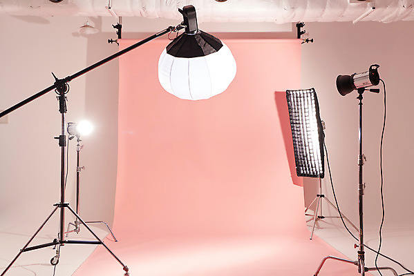 포토 JPG 스튜디오촬영 분홍색 백그라운드 스튜디오 조명 실내 사람없음 준비 사진관 사진조명 촬영장비 배경지 국내포토 컬러 내부 도구 파일형식
