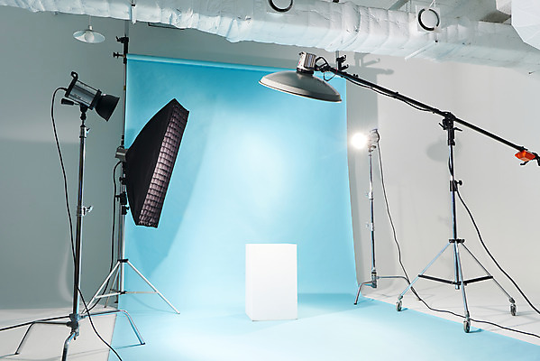 포토 JPG 스튜디오촬영 하늘색 백그라운드 스튜디오 조명 실내 사람없음 준비 사진관 사진조명 촬영장비 배경지 국내포토 내부 파란색 도구 파일형식