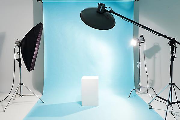 포토 JPG 스튜디오촬영 하늘색 백그라운드 스튜디오 조명 실내 사람없음 준비 사진관 사진조명 촬영장비 배경지 국내포토 내부 파란색 도구 파일형식