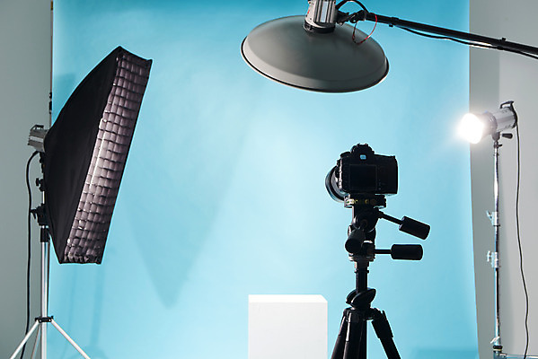 포토 JPG 스튜디오촬영 하늘색 백그라운드 스튜디오 조명 실내 사람없음 준비 사진관 사진조명 촬영장비 촬영카메라 배경지 국내포토 내부 파란색 카메라 도구 파일형식