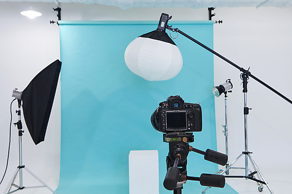 포토 JPG 스튜디오촬영 하늘색 백그라운드 스튜디오 조명 실내 사람없음 준비 사진관 사진조명 촬영장비 촬영카메라 배경지 국내포토 내부 파란색 카메라 도구 파일형식