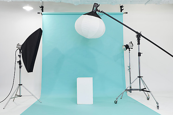 포토 JPG 스튜디오촬영 하늘색 백그라운드 스튜디오 조명 실내 사람없음 준비 사진관 사진조명 촬영장비 배경지 국내포토 내부 파란색 도구 파일형식