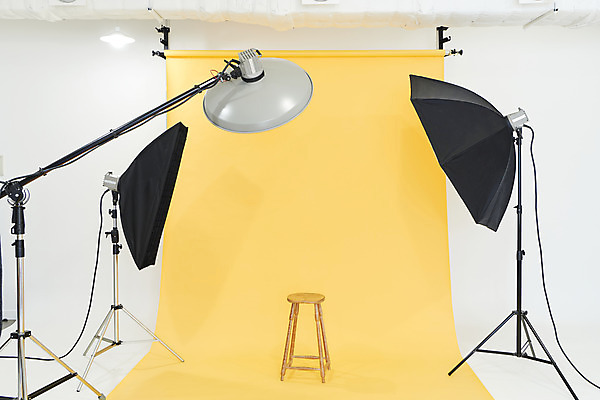 포토 JPG 스튜디오촬영 백그라운드 의자 스튜디오 조명 실내 사람없음 노란색 준비 사진관 사진조명 촬영장비 배경지 국내포토 컬러 가구 내부 도구 파일형식