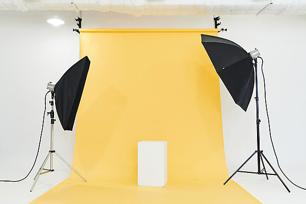 포토 JPG 스튜디오촬영 백그라운드 스튜디오 조명 실내 사람없음 노란색 준비 사진관 사진조명 촬영장비 배경지 국내포토 컬러 내부 도구 파일형식