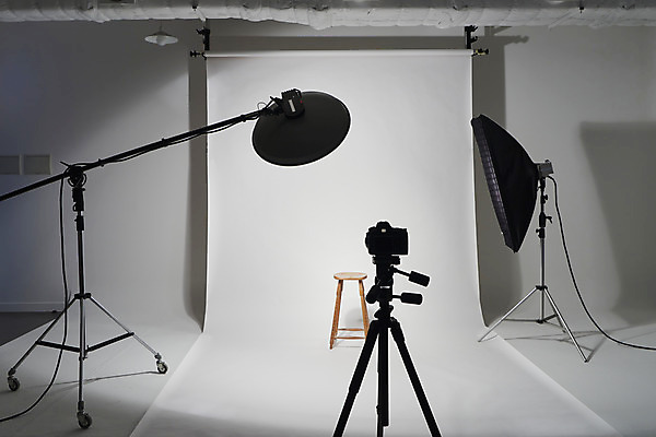 포토 JPG 스튜디오촬영 백그라운드 의자 스튜디오 조명 실내 사람없음 어둠 흰색 준비 사진관 사진조명 촬영장비 배경지 국내포토 컬러 가구 내부 도구 파일형식