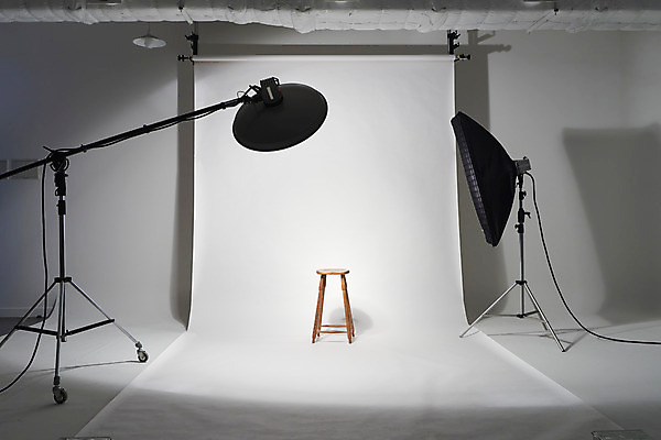 포토 JPG 스튜디오촬영 백그라운드 의자 스튜디오 조명 실내 사람없음 흰색 준비 사진관 사진조명 촬영장비 배경지 국내포토 컬러 가구 내부 도구 파일형식