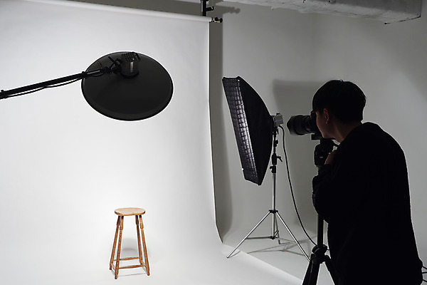 포토 JPG 스튜디오촬영 남자 백그라운드 의자 스튜디오 조명 실내 한명 20대 성인 뒷모습 사진촬영 한국인 흰색 사진사 준비 사진관 사진조명 촬영장비 촬영카메라 성인남자한명만 배경지 국내포토 1 뷰포인트 컬러 가구 사람 동양인 청년 내부 카메라 촬영 도구 작가 남자한명만 성인남자만 파일형식