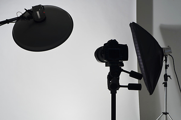 포토 JPG 스튜디오촬영 백그라운드 스튜디오 조명 실내 사람없음 흰색 준비 사진관 사진조명 촬영장비 촬영카메라 배경지 국내포토 컬러 내부 카메라 도구 파일형식