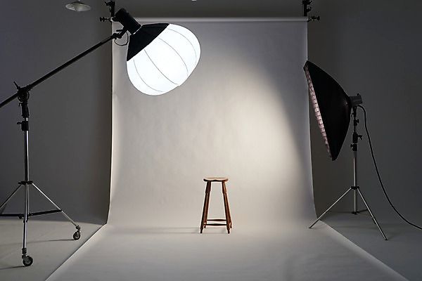 포토 JPG 스튜디오촬영 백그라운드 의자 스튜디오 조명 실내 사람없음 어둠 흰색 준비 사진관 사진조명 촬영장비 배경지 국내포토 컬러 가구 내부 도구 파일형식