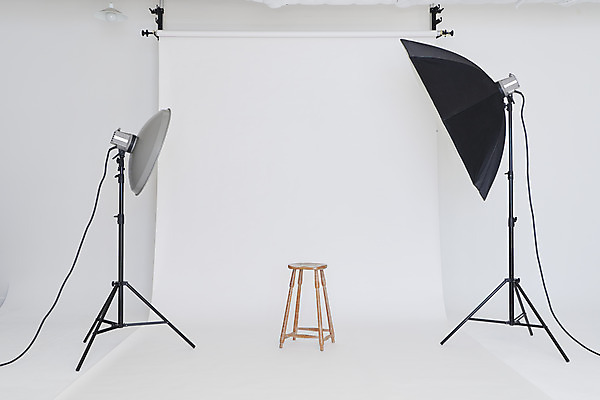 포토 JPG 스튜디오촬영 백그라운드 의자 스튜디오 조명 실내 사람없음 흰색 준비 사진관 사진조명 촬영장비 배경지 국내포토 컬러 가구 내부 도구 파일형식