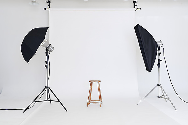 포토 JPG 스튜디오촬영 백그라운드 의자 스튜디오 조명 실내 사람없음 흰색 준비 사진관 사진조명 촬영장비 배경지 국내포토 컬러 가구 내부 도구 파일형식