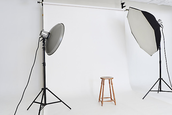 포토 JPG 스튜디오촬영 백그라운드 의자 스튜디오 조명 실내 사람없음 흰색 준비 사진관 사진조명 촬영장비 배경지 국내포토 컬러 가구 내부 도구 파일형식