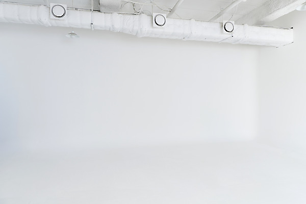 포토 JPG 스튜디오촬영 백그라운드 스튜디오 실내 사람없음 공간 흰색 준비 흰배경 사진관 국내포토 컬러 내부 파일형식