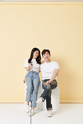 포토 JPG 스튜디오촬영 전신 커플 응시 여자 남자 스튜디오 실내 미소 들기 앉기 20대 성인 두명 앞모습 30대 한국인 다리꼬기 리모컨 셀프카메라 노란배경 사진관 성인만 셀프스튜디오 국내포토 시선 뷰포인트 백그라운드 관계 모션 표정 사람 동양인 청년 내부 장년 노란색 사진촬영 파일형식