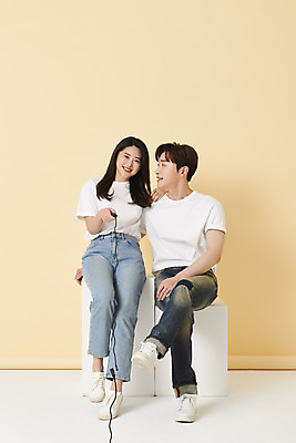 포토 JPG 스튜디오촬영 전신 커플 응시 여자 남자 스튜디오 실내 미소 들기 앉기 20대 성인 두명 앞모습 옆모습 30대 한국인 다리꼬기 리모컨 셀프카메라 노란배경 사진관 성인만 셀프스튜디오 국내포토 시선 뷰포인트 백그라운드 관계 모션 표정 사람 동양인 청년 내부 장년 노란색 사진촬영 파일형식