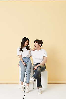 포토 JPG 스튜디오촬영 전신 커플 여자 남자 스튜디오 실내 들기 앉기 20대 성인 두명 옆모습 30대 마주보기 한국인 다리꼬기 리모컨 셀프카메라 노란배경 사진관 성인만 어깨에손 셀프스튜디오 국내포토 뷰포인트 백그라운드 관계 모션 사람 동양인 청년 내부 장년 노란색 사진촬영 파일형식