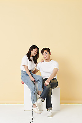 포토 JPG 스튜디오촬영 전신 커플 응시 여자 남자 스튜디오 실내 미소 앉기 20대 성인 두명 앞모습 옆모습 30대 한국인 다리꼬기 리모컨 셀프카메라 노란배경 사진관 성인만 어깨에손 셀프스튜디오 국내포토 시선 뷰포인트 백그라운드 관계 모션 표정 사람 동양인 청년 내부 장년 노란색 사진촬영 파일형식