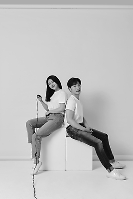 포토 JPG 스튜디오촬영 전신 커플 응시 여자 남자 스튜디오 흑백 실내 미소 들기 앉기 20대 성인 두명 옆모습 30대 한국인 등맞대기 리모컨 셀프카메라 사진관 성인만 셀프스튜디오 국내포토 시선 뷰포인트 관계 모션 촬영기법 표정 사람 동양인 청년 내부 장년 사진촬영 파일형식