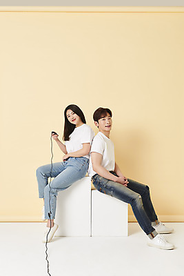 포토 JPG 스튜디오촬영 전신 커플 응시 여자 남자 스튜디오 실내 미소 들기 앉기 20대 성인 두명 옆모습 30대 한국인 등맞대기 리모컨 셀프카메라 노란배경 사진관 성인만 셀프스튜디오 국내포토 시선 뷰포인트 백그라운드 관계 모션 표정 사람 동양인 청년 내부 장년 노란색 사진촬영 파일형식