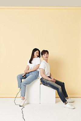 포토 JPG 스튜디오촬영 전신 커플 응시 여자 남자 스튜디오 실내 미소 들기 앉기 20대 성인 두명 옆모습 30대 한국인 등맞대기 리모컨 셀프카메라 노란배경 사진관 성인만 셀프스튜디오 국내포토 시선 뷰포인트 백그라운드 관계 모션 표정 사람 동양인 청년 내부 장년 노란색 사진촬영 파일형식