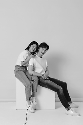 포토 JPG 스튜디오촬영 전신 커플 여자 남자 스튜디오 흑백 실내 미소 들기 앉기 20대 성인 두명 옆모습 30대 기댐 한국인 리모컨 셀프카메라 사진관 성인만 셀프스튜디오 국내포토 뷰포인트 관계 모션 촬영기법 표정 사람 동양인 청년 내부 장년 사진촬영 파일형식