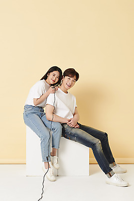 포토 JPG 스튜디오촬영 전신 커플 여자 남자 스튜디오 실내 미소 들기 앉기 20대 성인 두명 옆모습 30대 기댐 한국인 리모컨 셀프카메라 노란배경 사진관 성인만 셀프스튜디오 국내포토 뷰포인트 백그라운드 관계 모션 표정 사람 동양인 청년 내부 장년 노란색 사진촬영 파일형식