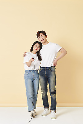 포토 JPG 스튜디오촬영 전신 커플 여자 남자 허리손 스튜디오 실내 서기 미소 들기 20대 성인 두명 앞모습 30대 기댐 한국인 리모컨 셀프카메라 노란배경 사진관 성인만 어깨에손 셀프스튜디오 국내포토 뷰포인트 포즈 백그라운드 관계 모션 표정 사람 동양인 청년 내부 장년 노란색 사진촬영 파일형식