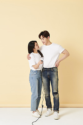 포토 JPG 스튜디오촬영 전신 커플 여자 남자 허리손 스튜디오 실내 서기 미소 들기 20대 성인 두명 앞모습 옆모습 30대 마주보기 한국인 리모컨 셀프카메라 노란배경 사진관 성인만 어깨에손 셀프스튜디오 국내포토 뷰포인트 포즈 백그라운드 관계 모션 표정 사람 동양인 청년 내부 장년 노란색 사진촬영 파일형식