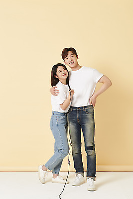 포토 JPG 스튜디오촬영 전신 커플 여자 남자 허리손 스튜디오 실내 서기 미소 들기 20대 성인 두명 앞모습 옆모습 30대 기댐 한국인 리모컨 셀프카메라 노란배경 사진관 성인만 어깨에손 셀프스튜디오 국내포토 뷰포인트 포즈 백그라운드 관계 모션 표정 사람 동양인 청년 내부 장년 노란색 사진촬영 파일형식