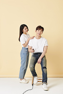 포토 JPG 스튜디오촬영 전신 커플 여자 남자 스튜디오 실내 서기 미소 들기 앉기 20대 성인 두명 앞모습 옆모습 30대 한국인 리모컨 셀프카메라 노란배경 사진관 성인만 어깨에손 셀프스튜디오 국내포토 뷰포인트 백그라운드 관계 모션 표정 사람 동양인 청년 내부 장년 노란색 사진촬영 파일형식