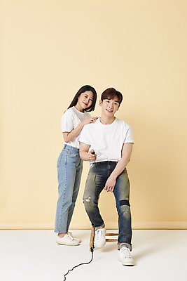 포토 JPG 스튜디오촬영 전신 커플 여자 남자 스튜디오 실내 서기 미소 들기 앉기 20대 성인 두명 앞모습 옆모습 30대 한국인 리모컨 셀프카메라 노란배경 사진관 성인만 어깨에손 셀프스튜디오 국내포토 뷰포인트 백그라운드 관계 모션 표정 사람 동양인 청년 내부 장년 노란색 사진촬영 파일형식