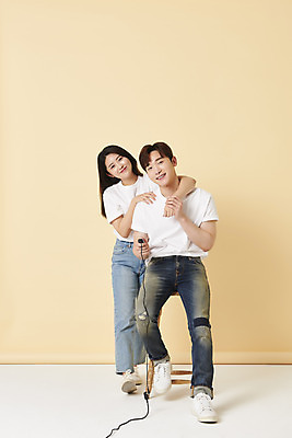 포토 JPG 스튜디오촬영 전신 커플 여자 남자 스튜디오 실내 서기 미소 들기 앉기 20대 성인 두명 앞모습 30대 한국인 리모컨 셀프카메라 감싸기 노란배경 사진관 성인만 셀프스튜디오 국내포토 뷰포인트 백그라운드 관계 모션 표정 사람 동양인 청년 내부 장년 노란색 사진촬영 파일형식