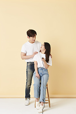 포토 JPG 스튜디오촬영 전신 커플 여자 남자 스튜디오 실내 서기 들기 앉기 20대 성인 두명 앞모습 30대 마주보기 한국인 올려보기 리모컨 셀프카메라 노란배경 사진관 성인만 어깨에손 셀프스튜디오 국내포토 뷰포인트 백그라운드 관계 모션 사람 동양인 청년 내부 장년 노란색 사진촬영 파일형식