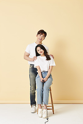 포토 JPG 스튜디오촬영 전신 커플 여자 남자 스튜디오 실내 서기 미소 들기 앉기 20대 성인 두명 앞모습 30대 한국인 리모컨 셀프카메라 노란배경 사진관 성인만 어깨에손 셀프스튜디오 국내포토 뷰포인트 백그라운드 관계 모션 표정 사람 동양인 청년 내부 장년 노란색 사진촬영 파일형식