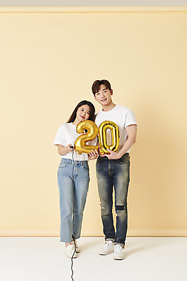 포토 JPG 스튜디오촬영 전신 커플 여자 남자 스튜디오 실내 서기 미소 들기 20대 성인 두명 앞모습 30대 한국인 리모컨 셀프카메라 풍선 노란배경 사진관 성인만 셀프스튜디오 국내포토 뷰포인트 백그라운드 관계 모션 표정 사람 동양인 청년 내부 장년 노란색 사진촬영 파일형식