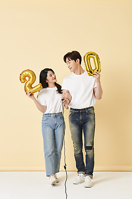 포토 JPG 스튜디오촬영 전신 커플 여자 남자 스튜디오 실내 서기 미소 들기 20대 성인 두명 앞모습 30대 마주보기 팔짱 한국인 리모컨 셀프카메라 풍선 노란배경 사진관 성인만 셀프스튜디오 국내포토 뷰포인트 백그라운드 관계 모션 표정 사람 동양인 청년 내부 장년 노란색 사진촬영 파일형식