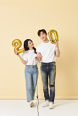 포토 JPG 스튜디오촬영 전신 커플 응시 여자 남자 스튜디오 실내 서기 미소 들기 20대 성인 두명 앞모습 30대 한국인 리모컨 셀프카메라 풍선 노란배경 사진관 성인만 셀프스튜디오 국내포토 시선 뷰포인트 백그라운드 관계 모션 표정 사람 동양인 청년 내부 장년 노란색 사진촬영 파일형식