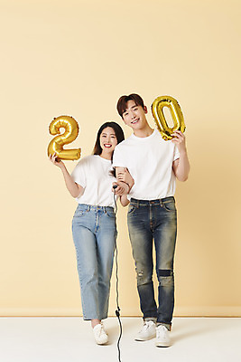 포토 JPG 스튜디오촬영 전신 커플 여자 남자 스튜디오 실내 서기 미소 들기 20대 성인 두명 앞모습 30대 팔짱 한국인 리모컨 셀프카메라 풍선 노란배경 사진관 성인만 셀프스튜디오 국내포토 뷰포인트 백그라운드 관계 모션 표정 사람 동양인 청년 내부 장년 노란색 사진촬영 파일형식