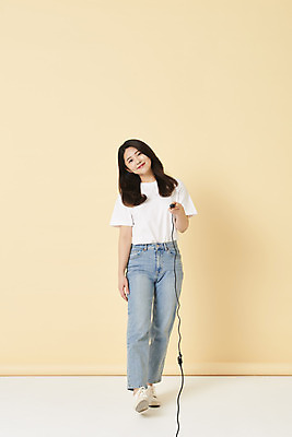 포토 JPG 스튜디오촬영 전신 여자 스튜디오 실내 한명 서기 미소 들기 20대 성인 앞모습 한국인 리모컨 셀프카메라 노란배경 사진관 성인여자한명만 셀프스튜디오 국내포토 1 뷰포인트 백그라운드 모션 표정 사람 동양인 청년 내부 노란색 사진촬영 여자한명만 성인여자만 파일형식