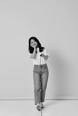 포토 JPG 스튜디오촬영 전신 여자 스튜디오 흑백 실내 한명 서기 미소 들기 20대 성인 앞모습 턱괴기 한국인 리모컨 셀프카메라 사진관 성인여자한명만 셀프스튜디오 국내포토 1 뷰포인트 모션 촬영기법 표정 사람 동양인 청년 내부 사진촬영 여자한명만 성인여자만 파일형식