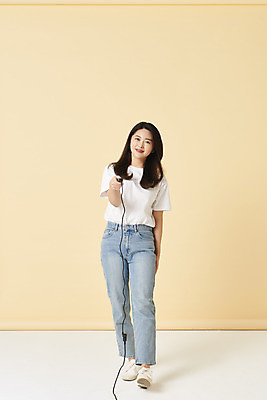 포토 JPG 스튜디오촬영 전신 여자 스튜디오 실내 한명 서기 미소 들기 20대 성인 앞모습 한국인 리모컨 셀프카메라 노란배경 사진관 성인여자한명만 셀프스튜디오 국내포토 1 뷰포인트 백그라운드 모션 표정 사람 동양인 청년 내부 노란색 사진촬영 여자한명만 성인여자만 파일형식