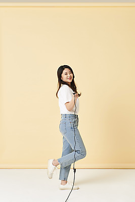 포토 JPG 스튜디오촬영 전신 여자 스튜디오 실내 한명 서기 미소 들기 20대 성인 옆모습 한국인 리모컨 셀프카메라 노란배경 다리들기 사진관 성인여자한명만 셀프스튜디오 국내포토 1 뷰포인트 백그라운드 모션 표정 사람 동양인 청년 내부 노란색 사진촬영 여자한명만 성인여자만 파일형식